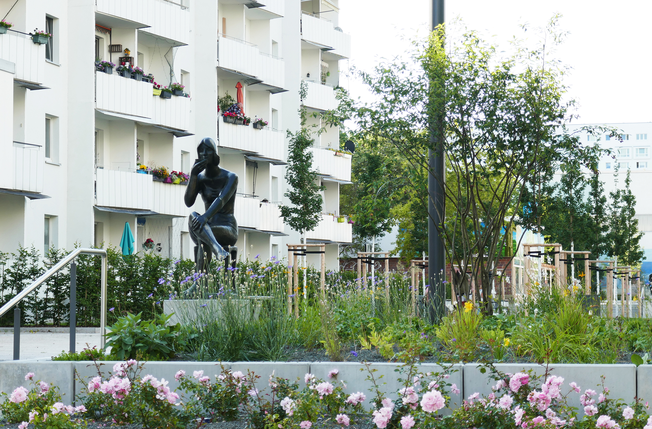 Die Kaffetrinkerin im Hochbeet.jpg