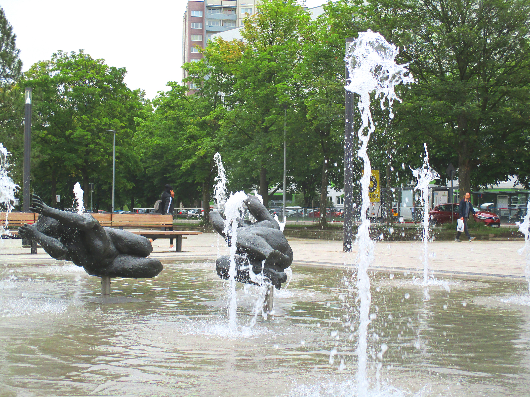 Die Schwimmerinnen im Wasserspiel.jpg